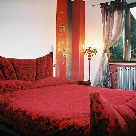 Отель Manuela Le Quattro Coppe Дезенцано-дель-Гарда Экстерьер фото